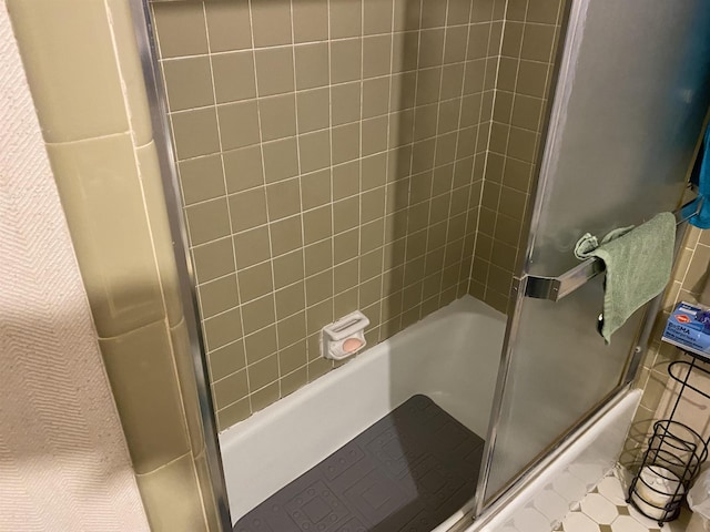 bathroom featuring tiled shower / bath