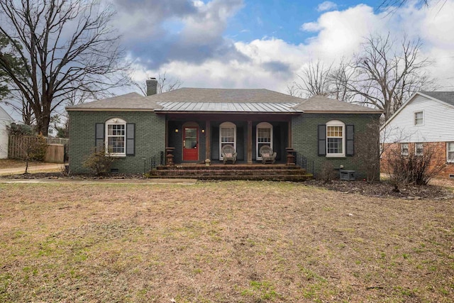 view of front of house featuring a porch and a front lawn