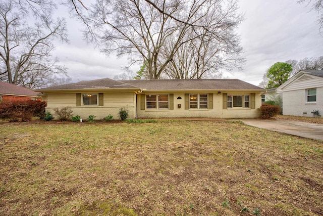 view of front of home featuring a front lawn