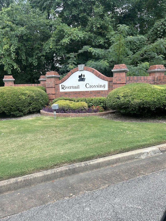 community / neighborhood sign featuring a yard