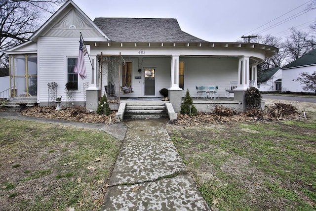 view of front of property featuring a porch and a front lawn