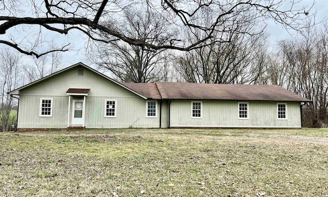 view of front of property featuring a front lawn