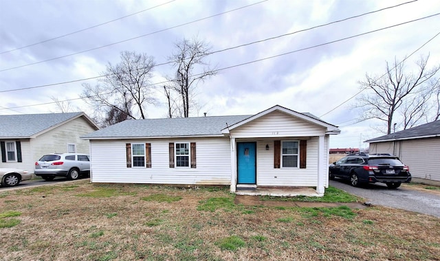 view of front of property featuring a front yard and covered porch