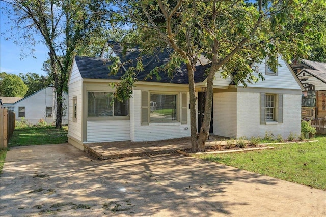 view of front facade featuring a front lawn