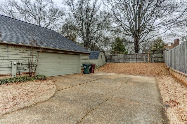 view of yard featuring a storage unit and a garage