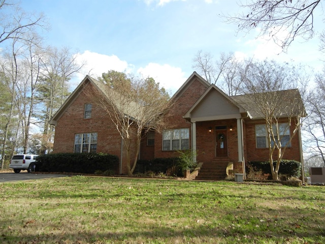 view of front of house featuring a front lawn