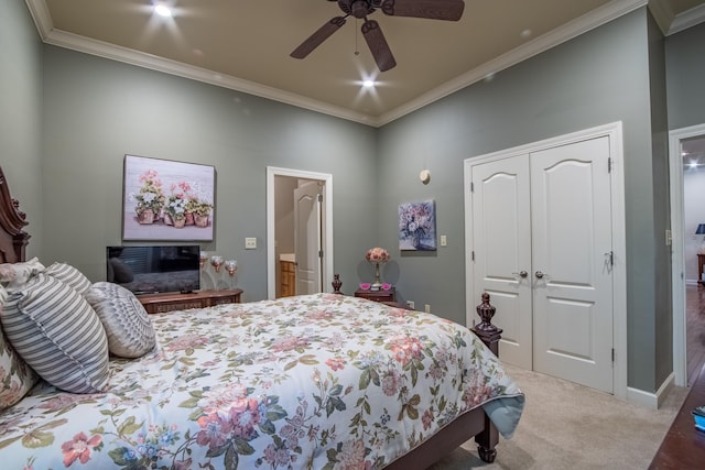 bedroom with crown molding, a closet, ceiling fan, and carpet