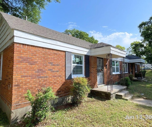 view of front of house featuring a front lawn