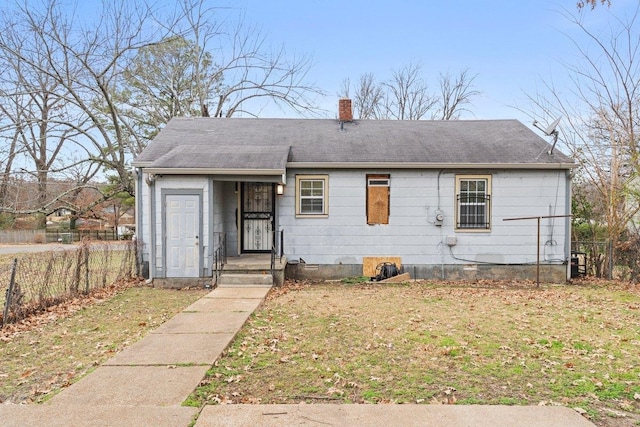 view of front of house featuring a front lawn