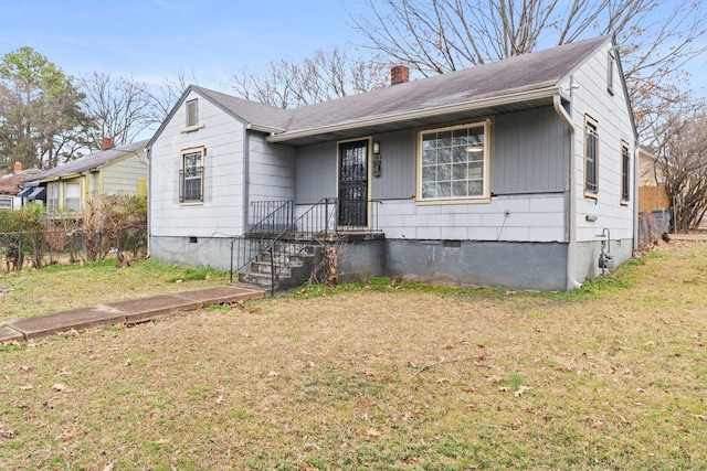 view of front of property featuring a front lawn