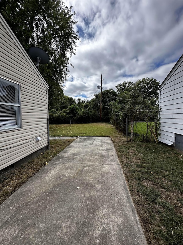 view of yard with a patio area