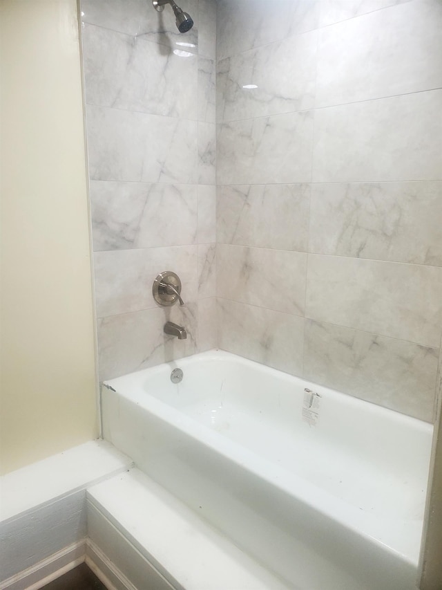 bathroom featuring tiled shower / bath