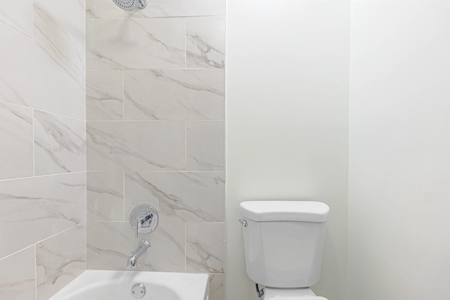 bathroom with tiled shower / bath and toilet