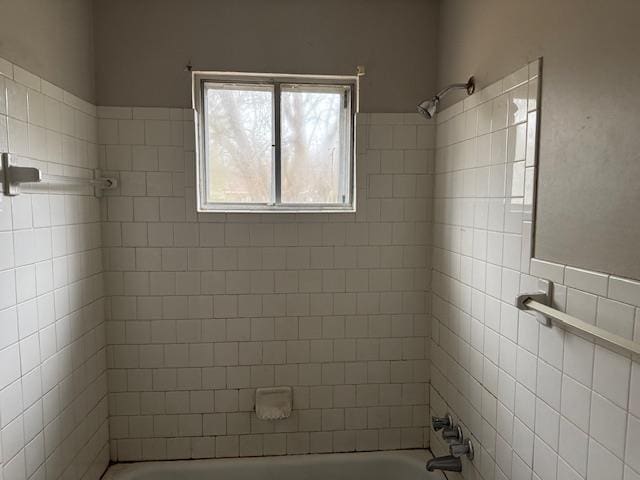 bathroom with tiled shower / bath