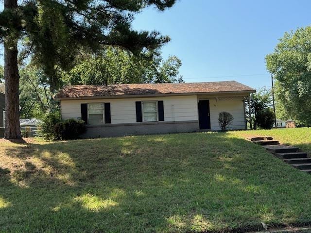 single story home with a front yard