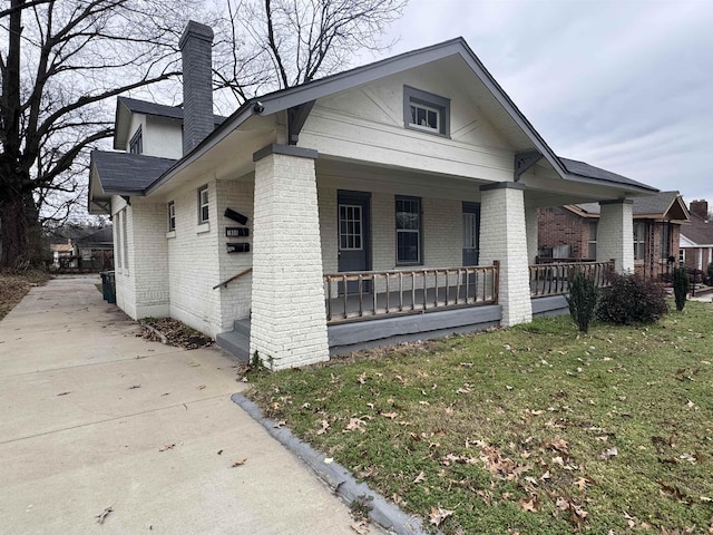 view of front of home featuring a front yard and covered porch