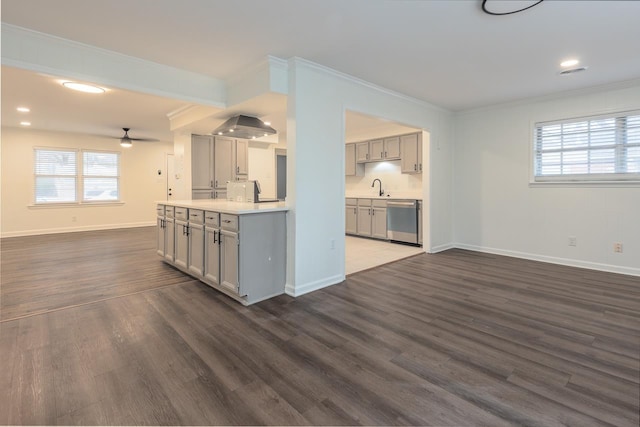 kitchen with sink, ornamental molding, dark hardwood / wood-style floors, gray cabinets, and dishwasher