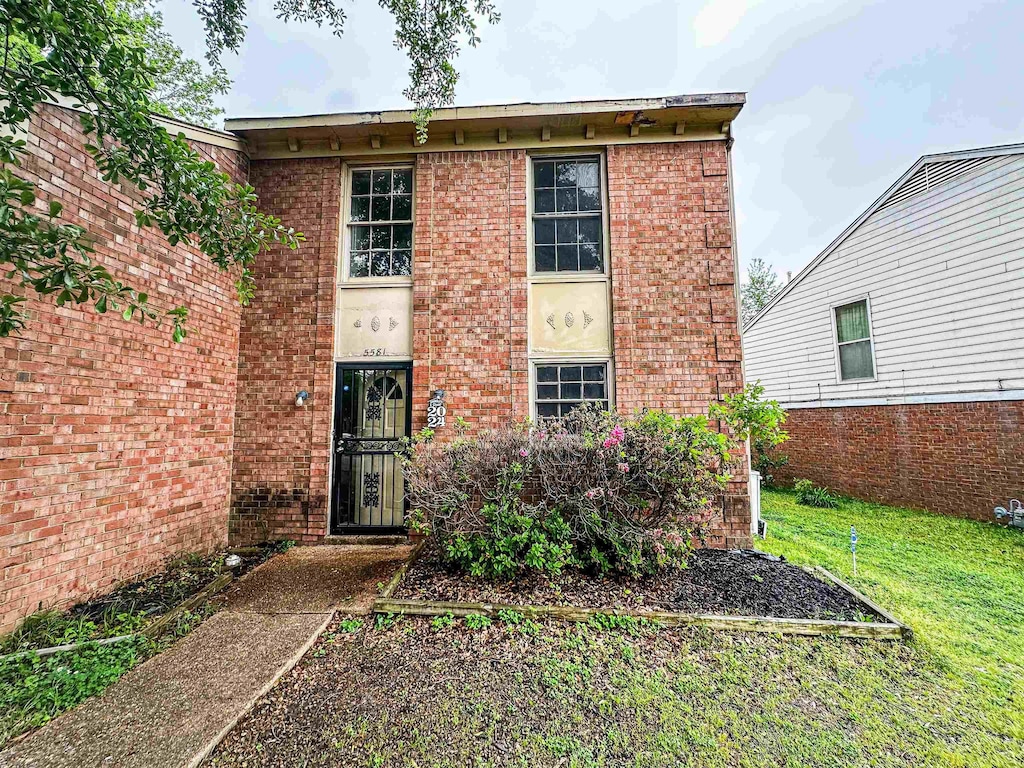 view of front facade with a front yard