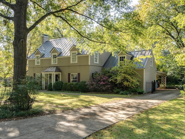 view of front facade featuring a front yard