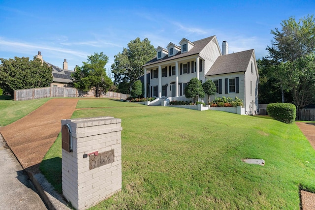 view of front of home featuring a front lawn