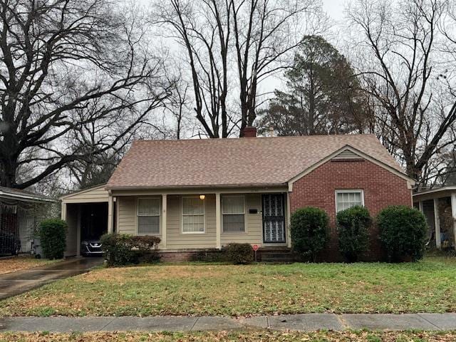 view of front of property featuring a front yard