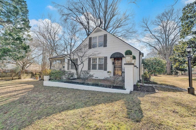 view of front of home featuring a front lawn