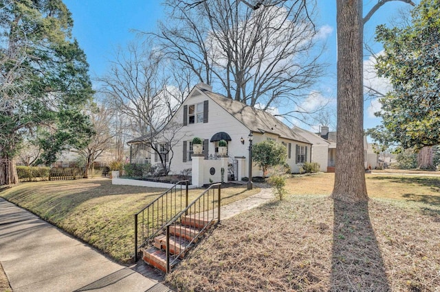 view of front of house with a front lawn