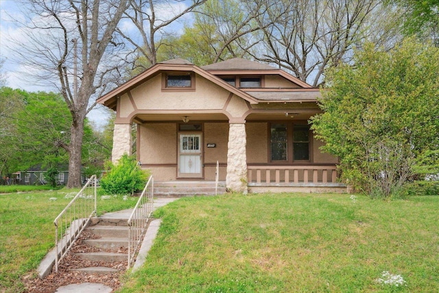 view of front of property featuring a front yard and covered porch