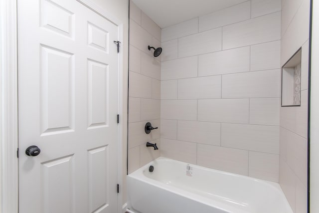 bathroom with tiled shower / bath combo