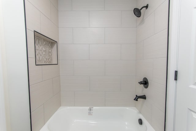 bathroom with tiled shower / bath