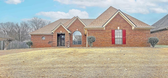 view of front of property featuring a front lawn