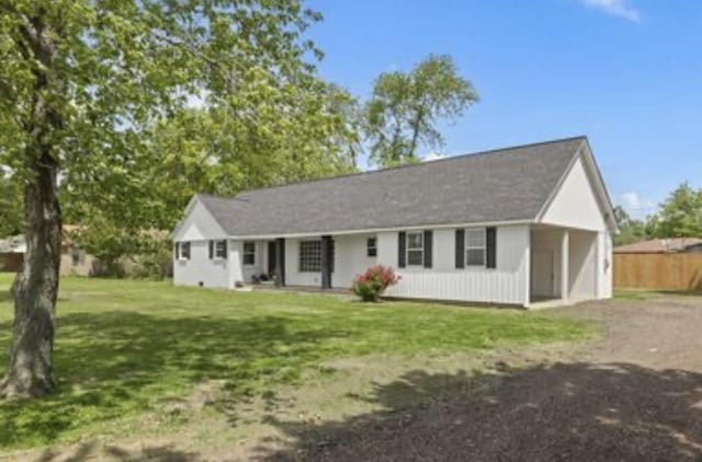 single story home with a front lawn