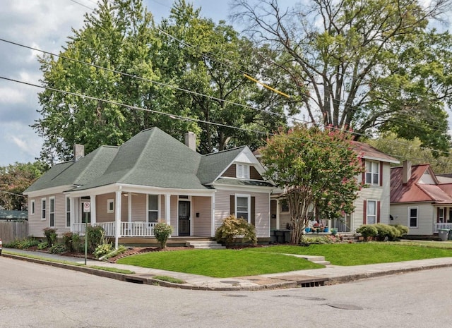 view of front of property featuring a porch and a front yard