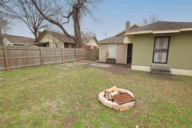 view of yard featuring an outdoor fire pit