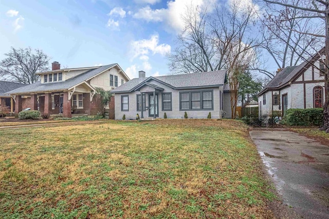 view of front facade with a front lawn