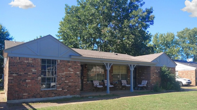 ranch-style home with a front lawn