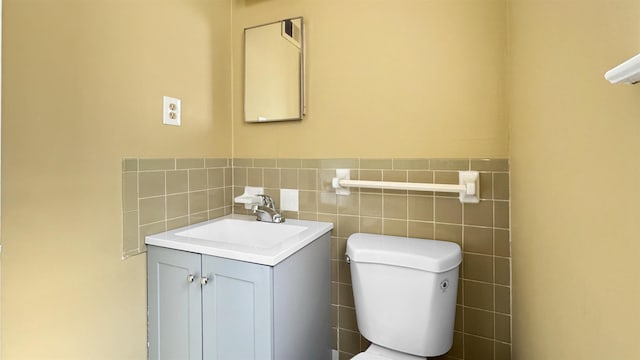 3709 Firethorne Dr, Memphis, TN 38115 - bathroom featuring vanity, tile walls, and toilet