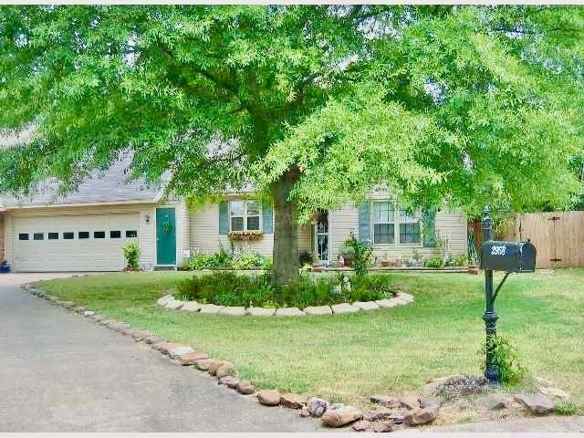 view of front facade featuring a garage and a front lawn