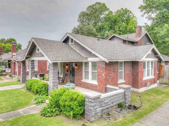 view of front facade featuring a porch and a front lawn