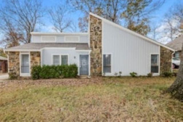 view of front of house featuring a front lawn