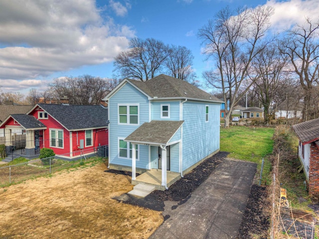 view of front of house featuring a front lawn