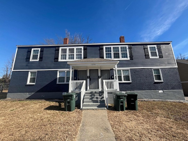 view of front of property featuring a front yard