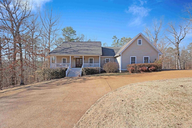 view of front facade featuring covered porch and a front lawn