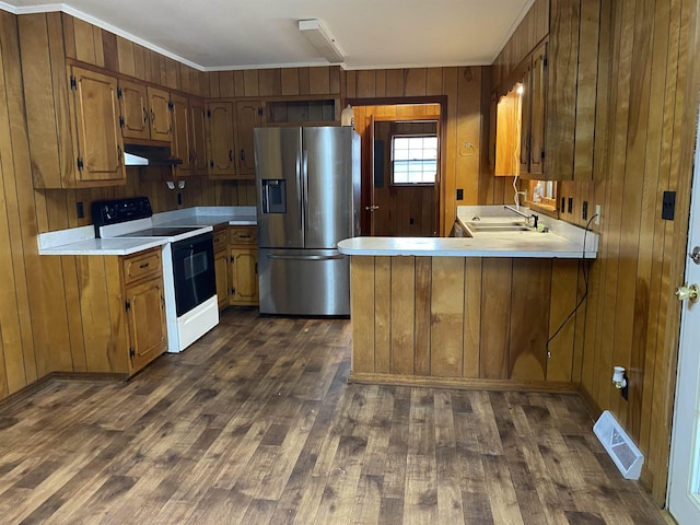 kitchen with sink, stainless steel fridge, range with electric cooktop, dark hardwood / wood-style floors, and kitchen peninsula