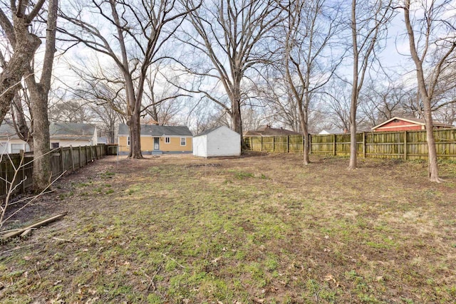 view of yard featuring a shed