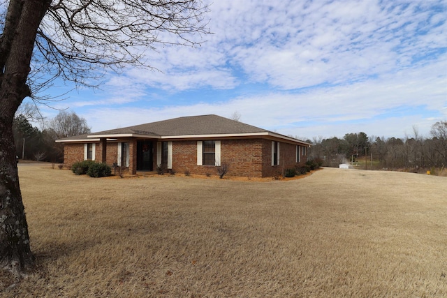 view of side of property featuring a lawn