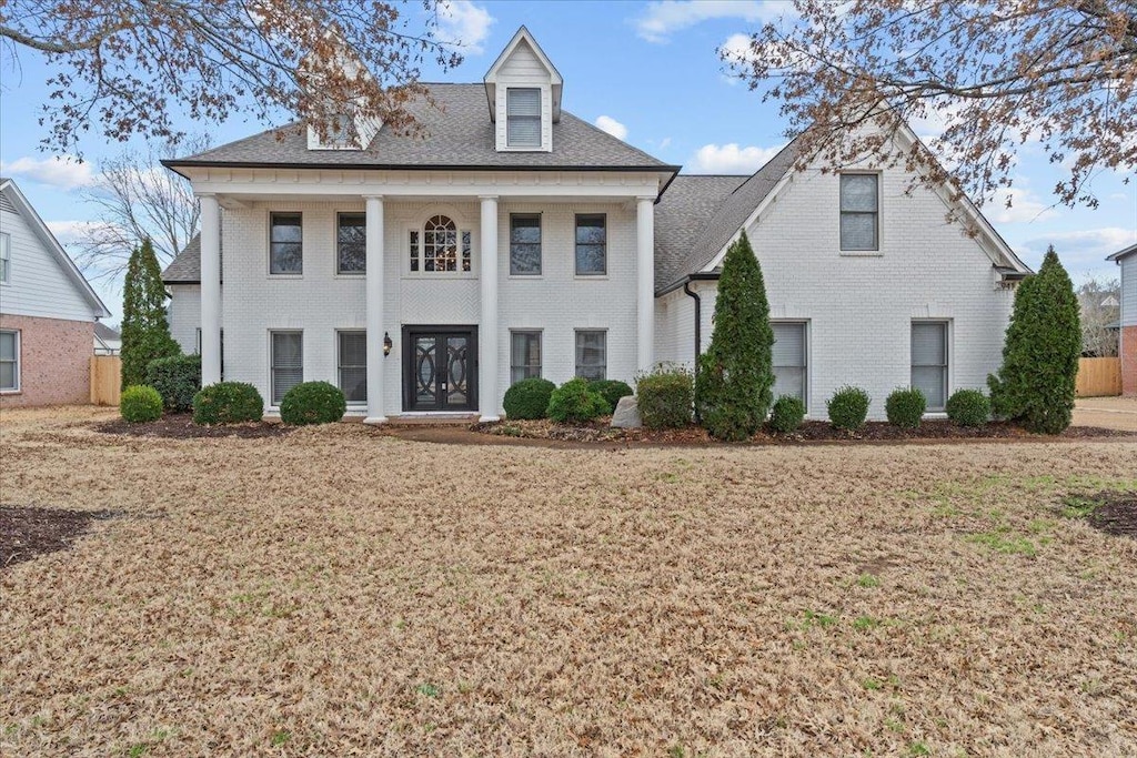 view of front of house featuring a front lawn