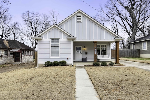 view of front of house featuring covered porch and a front yard