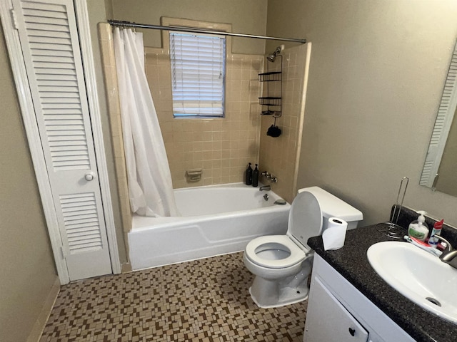 full bathroom featuring shower / tub combo with curtain, vanity, and toilet