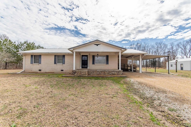 view of front facade featuring a carport, a porch, and a front yard